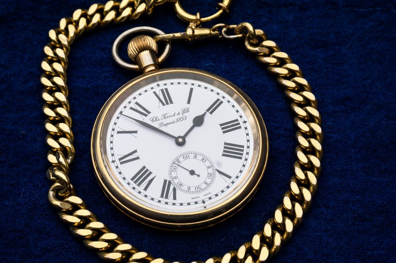 clock pocket watch gold valuable time pointer 4k