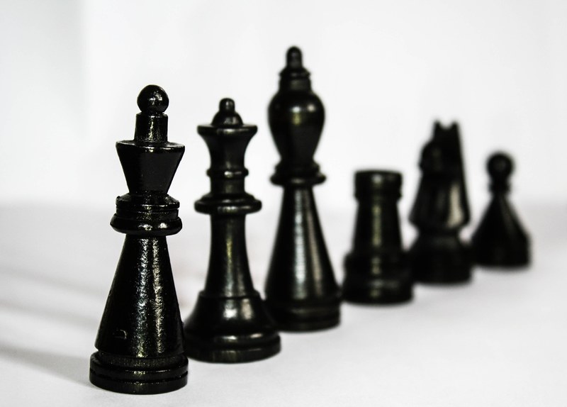 chess figures black hierarchy king lady runners 4k