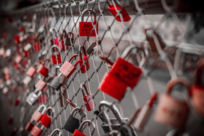 castles fence love symbol love castle padlocks 4k
