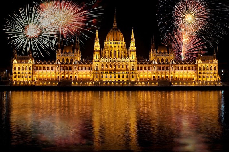 budapest parliament according to hungary fireworks 4k
