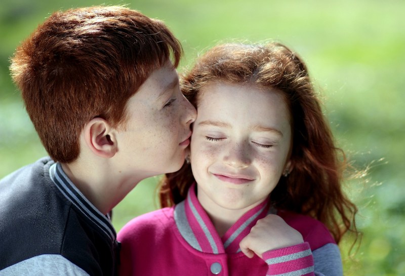 brother sister red hair freckles kiss love pair 4k