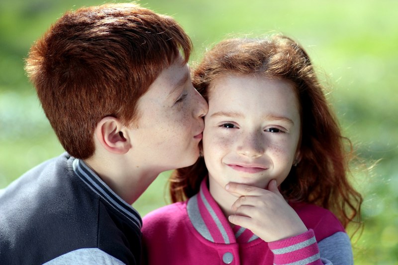 brother sister red hair freckles kiss love pair 4k