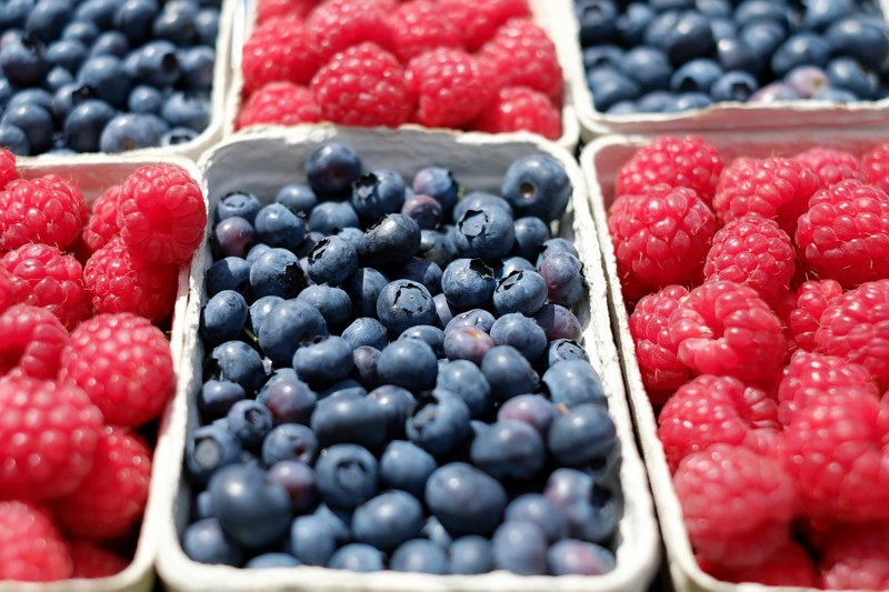 berries blueberries raspberries fruit fruits 4k