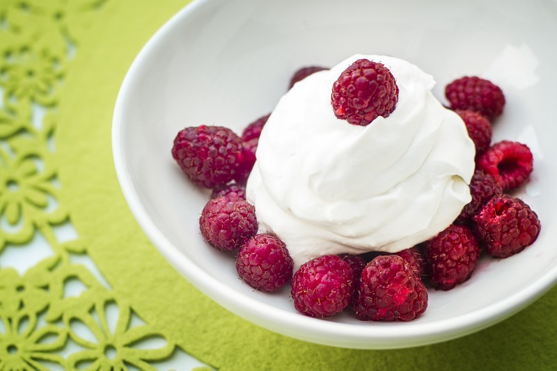 berries whipped cream cream whipped dessert sweet 4k