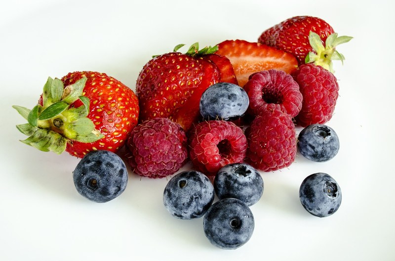 berries berry strawberries fruit red delicious 4k