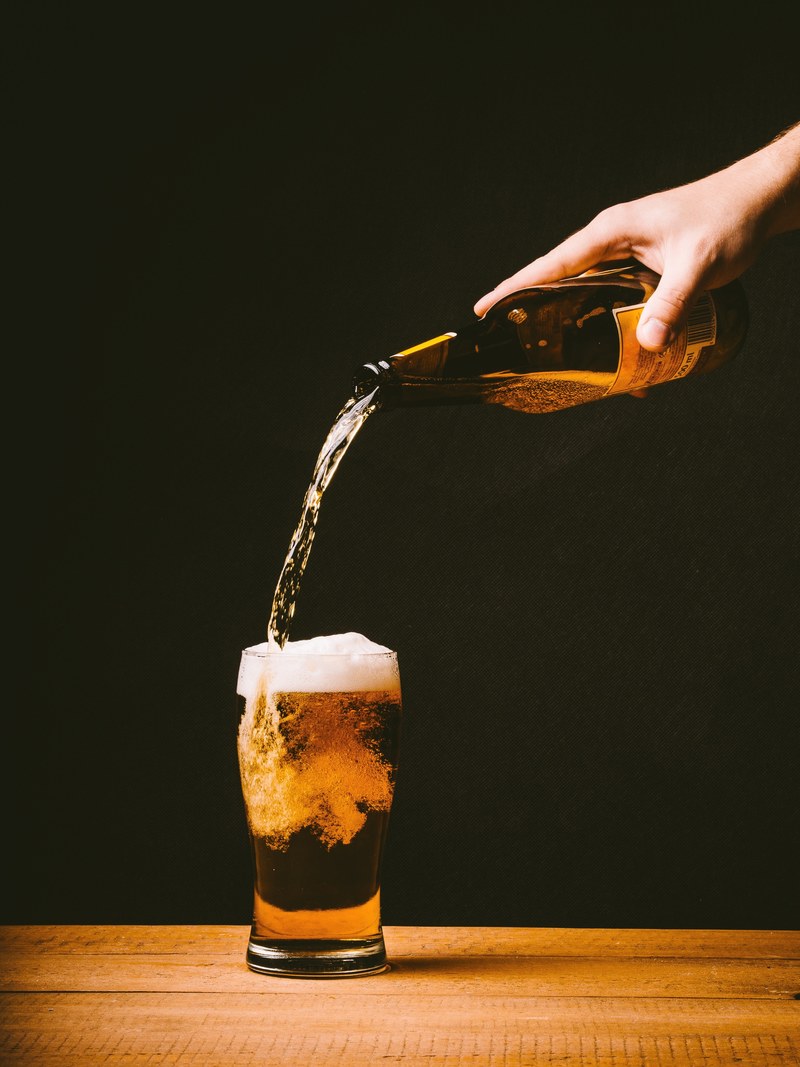 beer pouring glass drink alcohol bar pub 4k