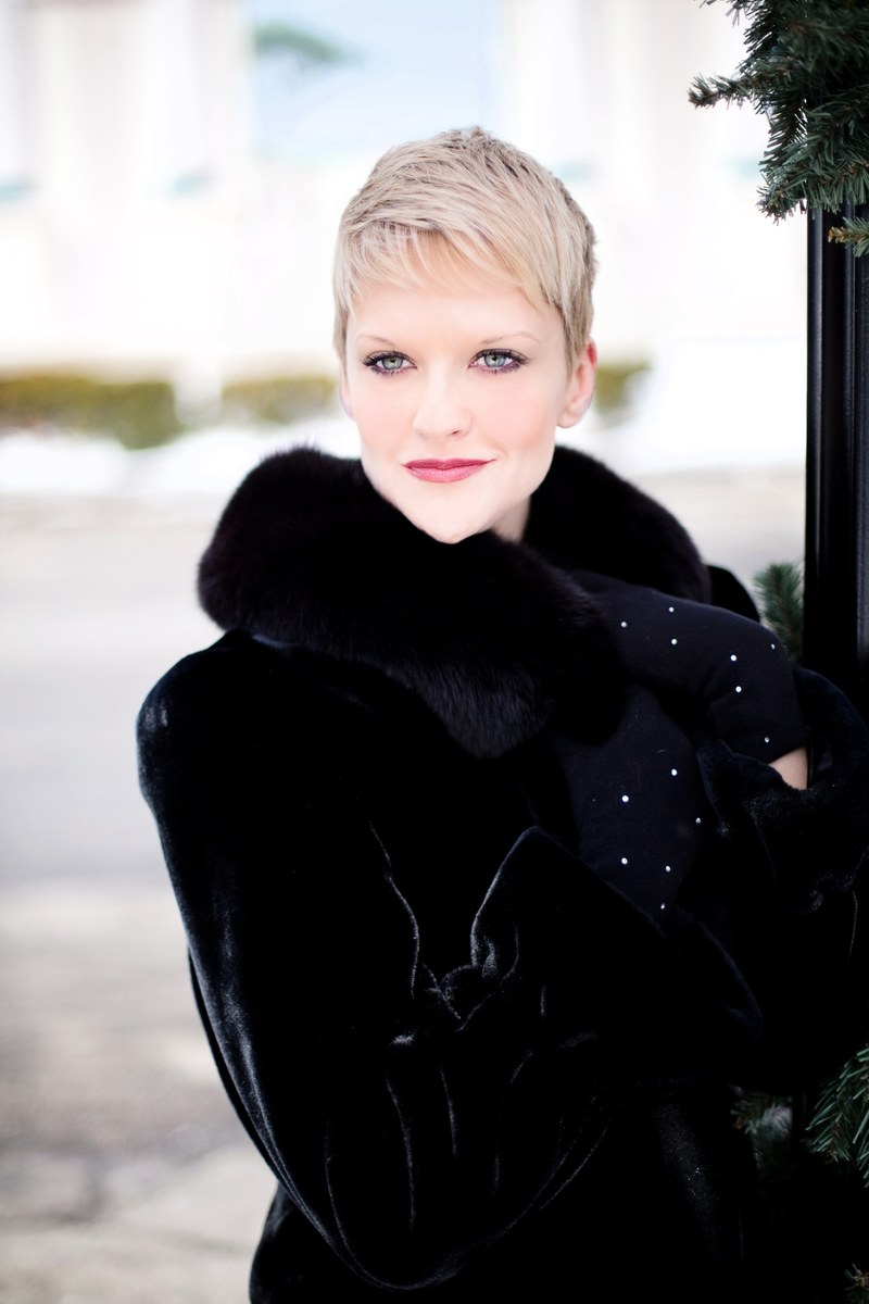 beautiful young woman black coat winter glamour fur 4k