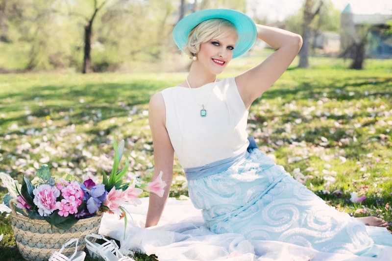 beautiful woman picnic spring vintage val flowers 4k