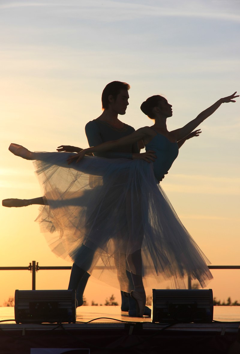 ballet evening sunset dance couple sky summer 4k