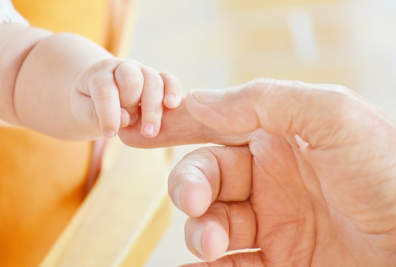 baby hand infant child father parents sweet 4k