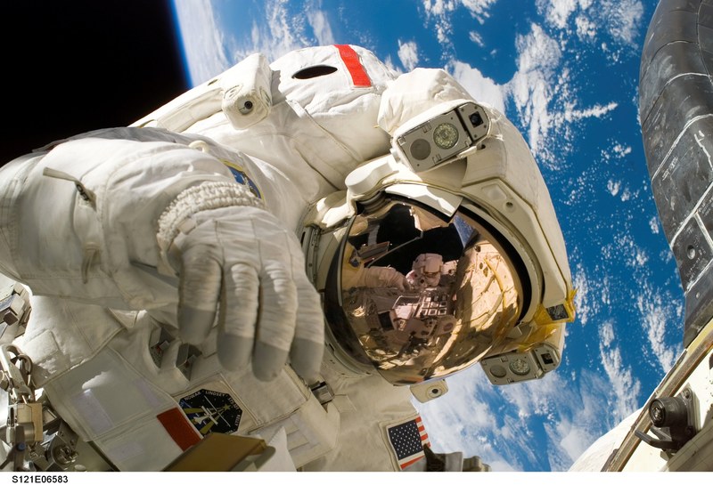 astronaut space shuttle discovery space universe 4k