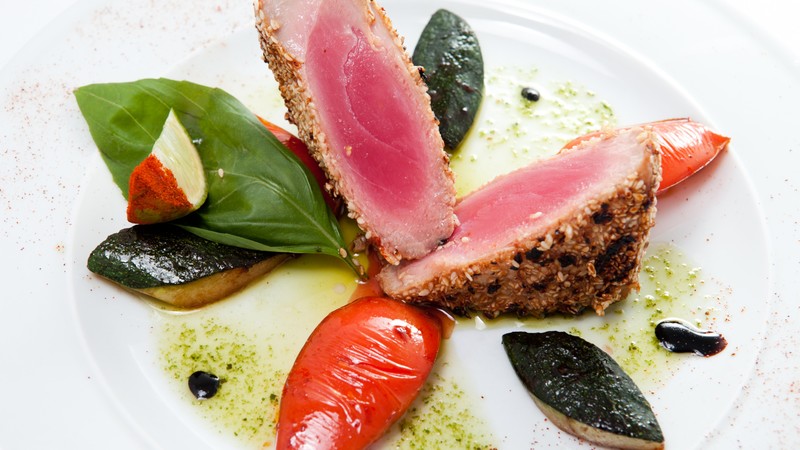 tuna, steak, fish, vegetables, peppers, eggplant, spinach, lime