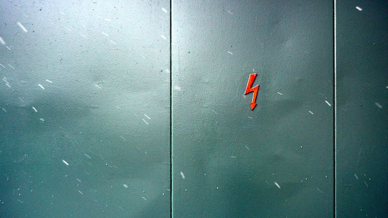 sign, danger, lightning, door, wall, 4k