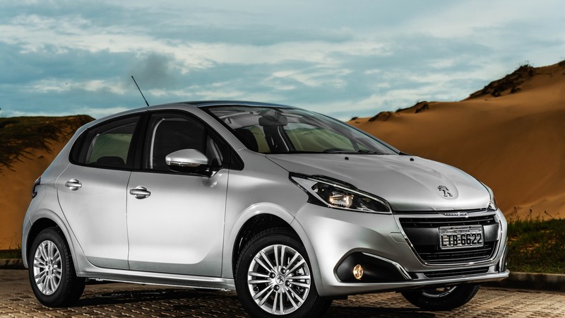 Peugeot 208, hatchback, silver