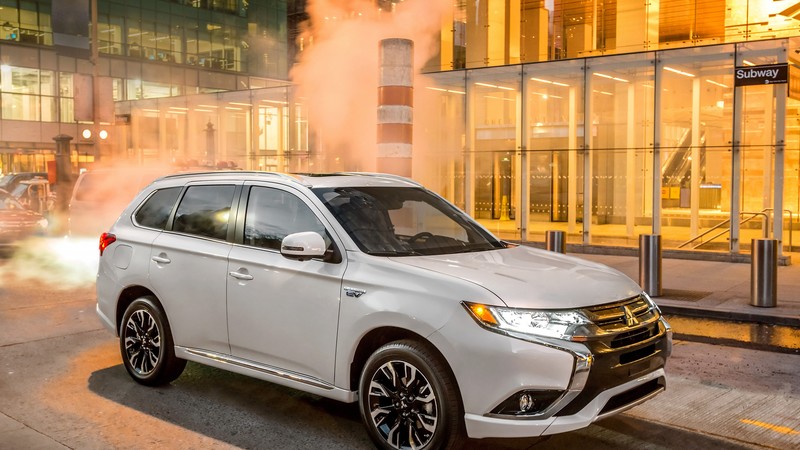 Mitsubishi Outlander PHEV, plug-in, hybrid, crossover, NYIAS 2016, white