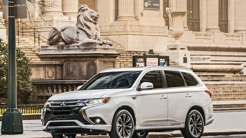 Mitsubishi Outlander PHEV, plug-in, hybrid, crossover, NYIAS 2016, white