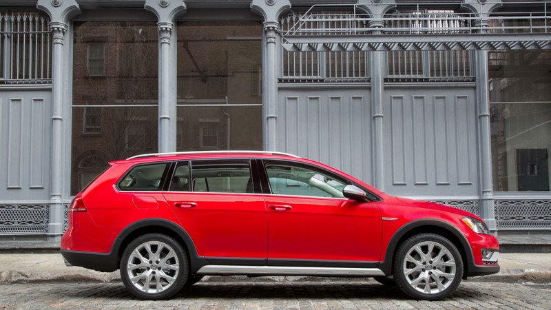 Volkswagen Golf Alltrack, NYIAS 2016, red