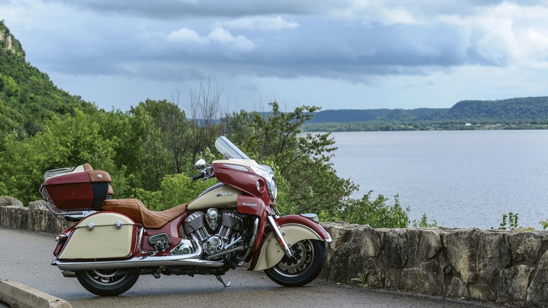 Indian Roadmaster, red-cream, action, white