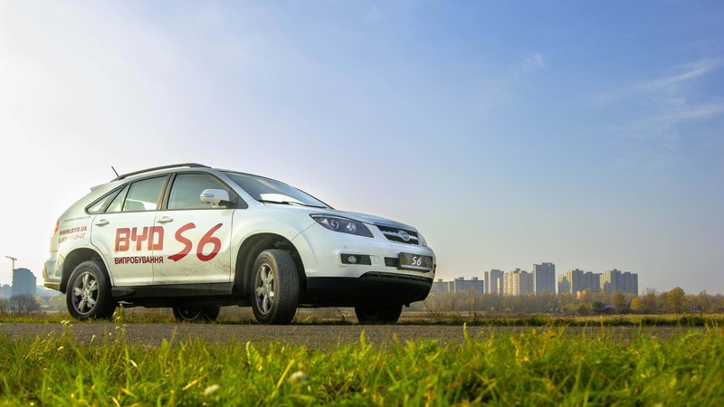BYD S6, hatchback, hybrid, white.