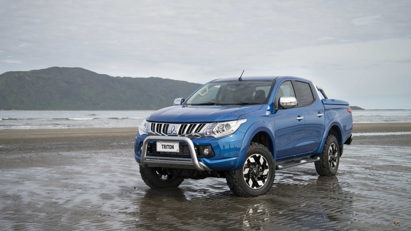 Mitsubishi Triton, pick-up, blue, sea.