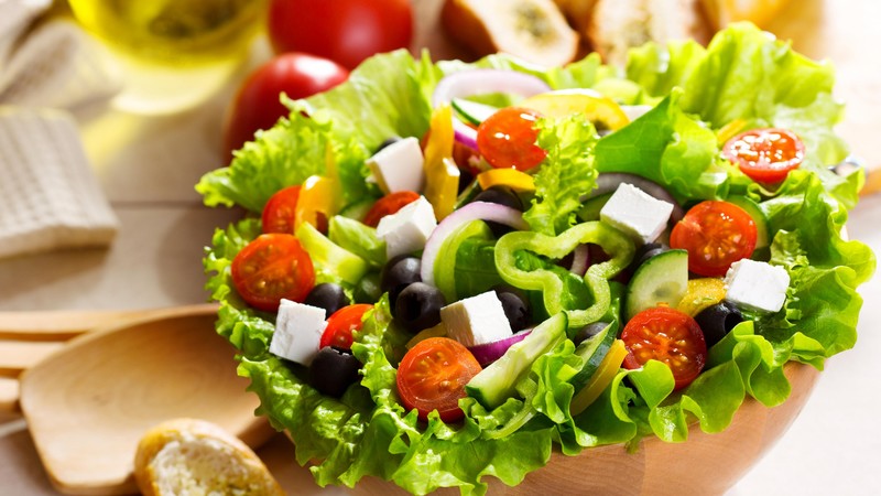 Greek salad, tomato, olives, peppers, onions, cheese, feto