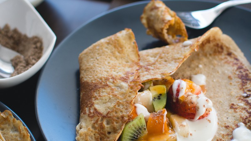 Pancakes, fruit, kiwi, strawberry, peach