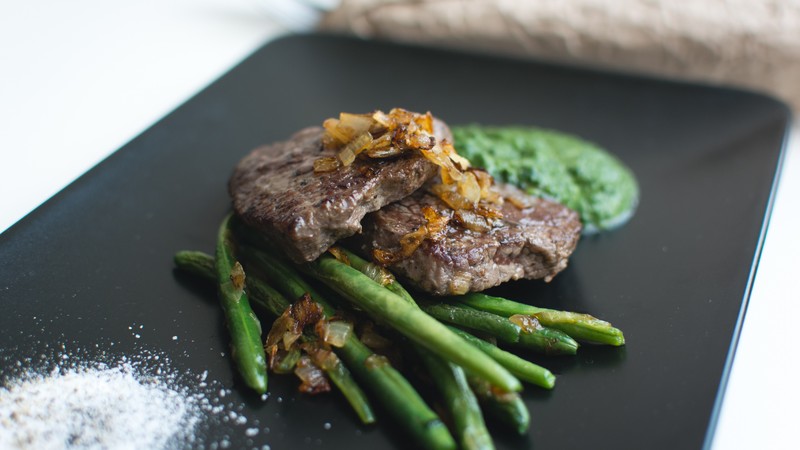 Steak, asparagus, sauce