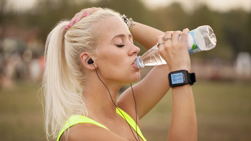 Qumo Smartwatch One, tracker, fitness bracelet, sport tracker, running girl, drinking water