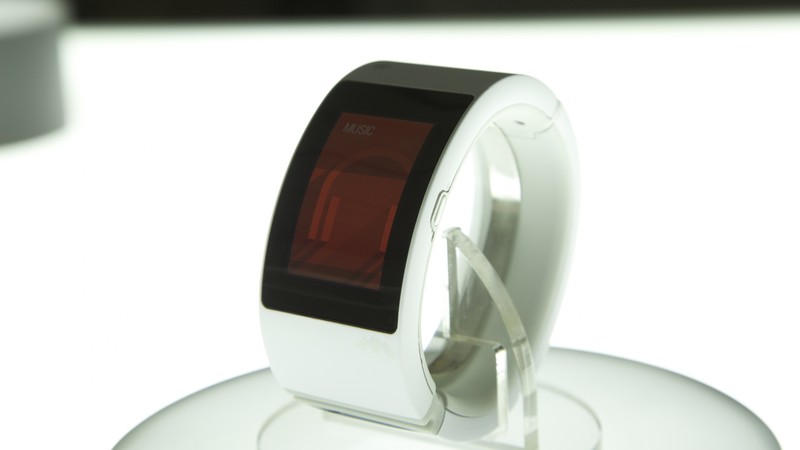 i.am PULS, smartwatches, smart watch review, silver, black display