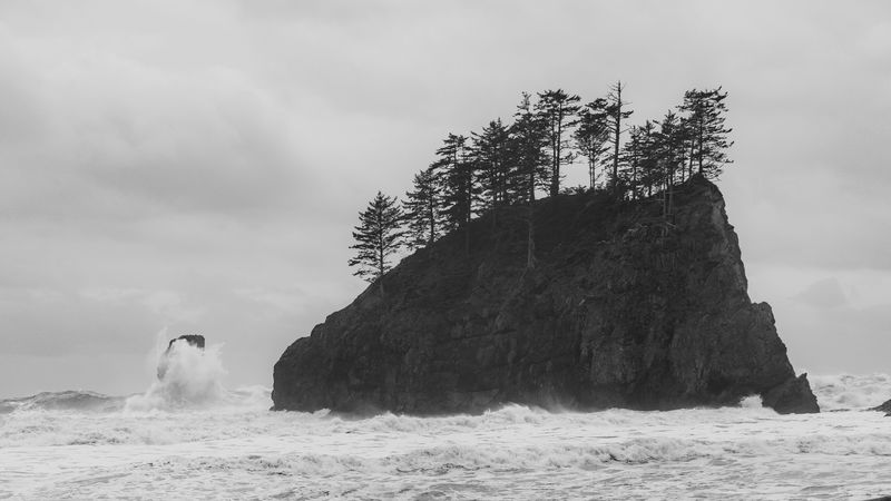 bw, rocks, waves, spray, 4k