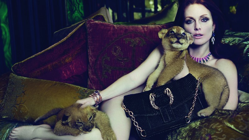 Julianne Moore, Julie Anne Smith, Actress, model, sofa, red hair, lion, cub, look, room, interior