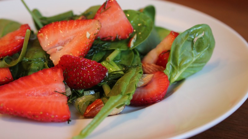 arugula, strawberries, greens, onions, sauce, recipe, cooking