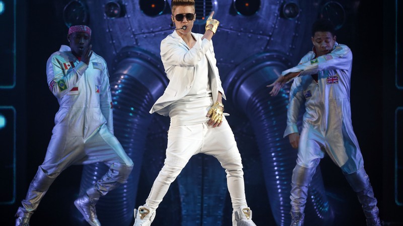 Justin Bieber, Justin Drew Bieber, artists, music, golden gloves, white, jeans, T-shirt, jacket, sneakers, concert