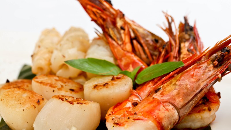 seafood salad, shrimp, scallop, greens