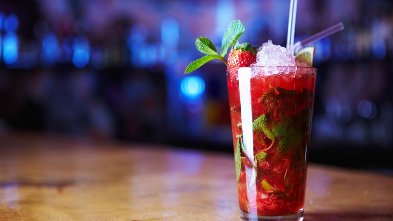 cocktails, mojitos, strawberry, ice, mint