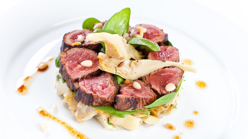 beef, lettuce mix, shminat, onions, sauce