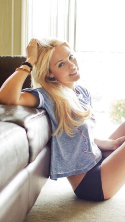 Celebrity Laura Vandervoort, 720x1280