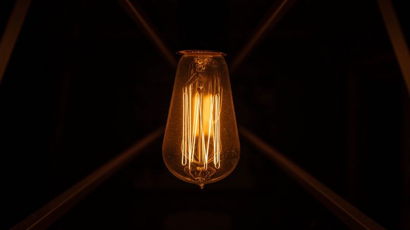 light bulb, dark, light, glow, electricity, 4k