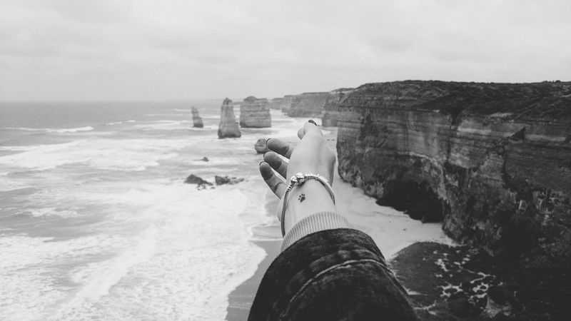 hand, coast, bw, cliffs, sea, 4k