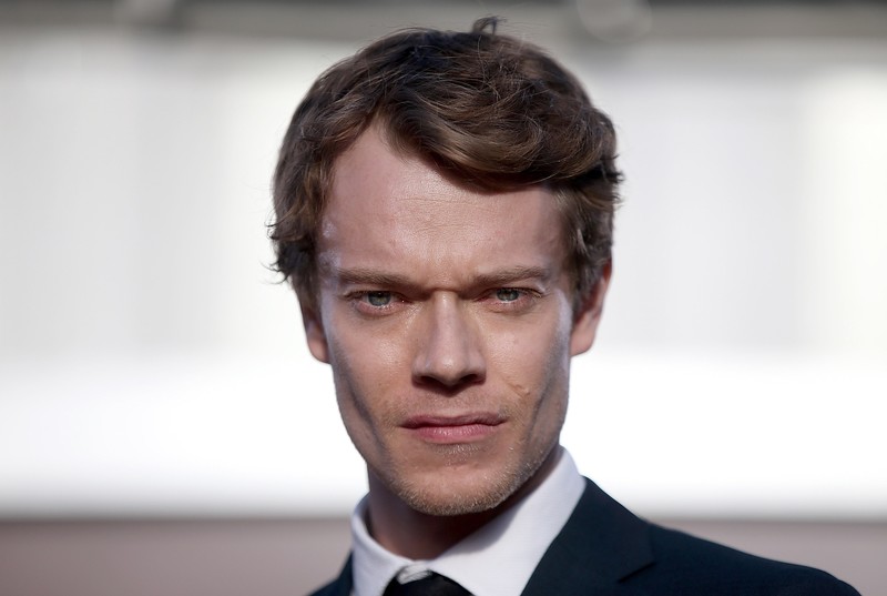 alfie allen, celebrities, male celebrities