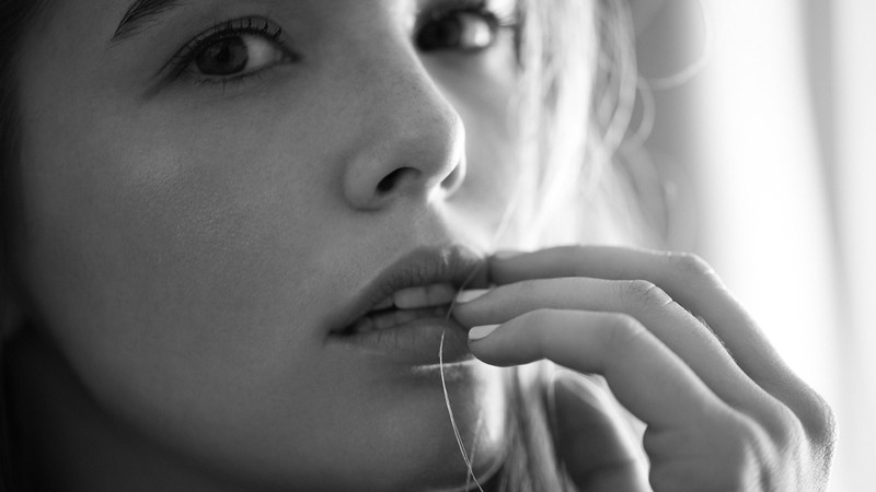 zoey deutch, celebrities, girls, monochrome, black and white