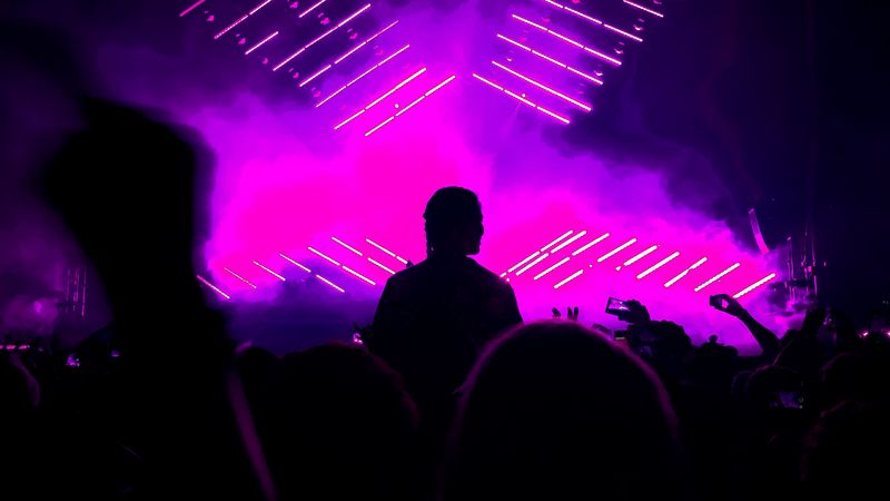 silhouette, dark, crowd, show, neon, 4k