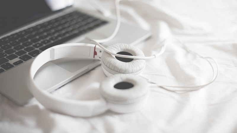 apple, macbook pro, laptop, headphones, computer, 4k, beats