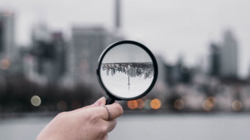 magnifier, hand, city, blur, focus, 4k