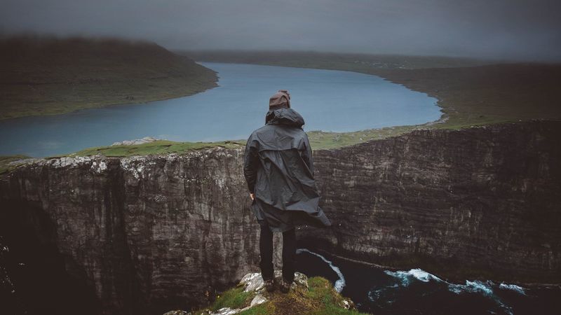 man, cliff, river, fog, landscape, 4k