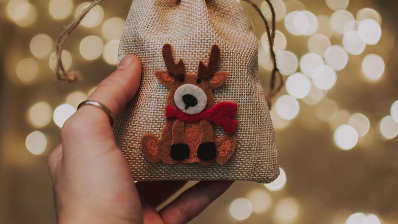 gift, new year, christmas, deer, hand, 4k