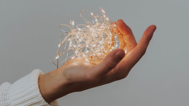 hand, garland, glow, light, 4k