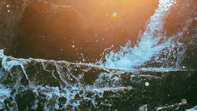 water, spray, sunlight, flare, stream, 4k