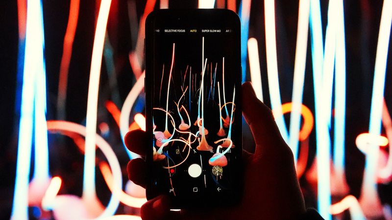 phone, hand, camera, freezelight, glow, 4k