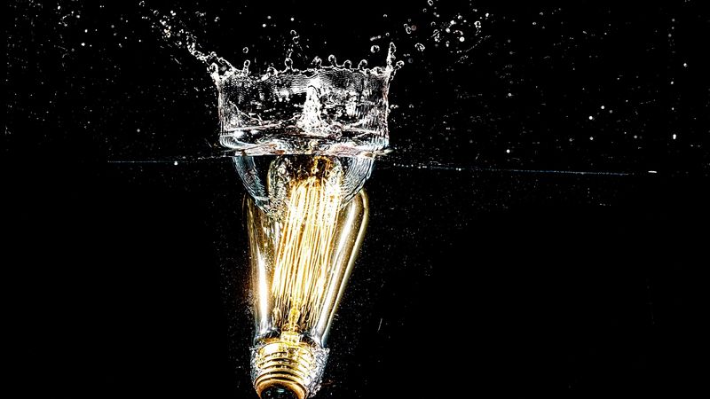 light bulb, water, spray, splash, light, 4k